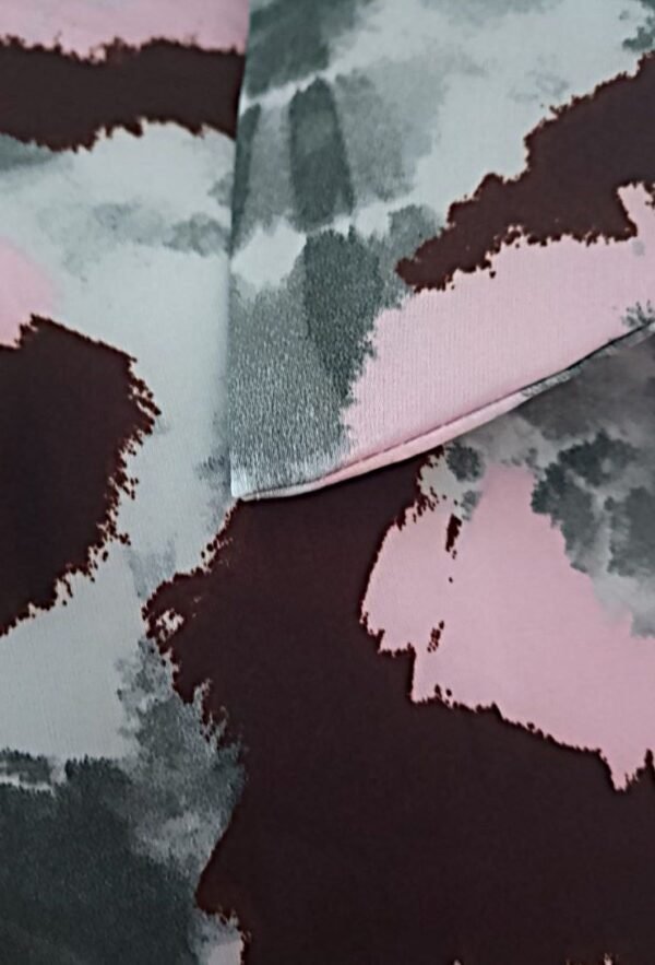 Détails du chemisier imprimé gris et rose