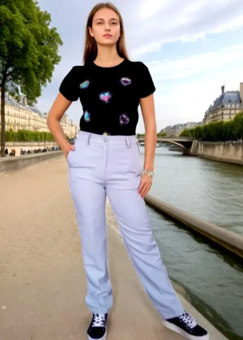 Pantalon style costume bleu clair jambe droite - sur modèle de face