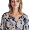 Chemisier imprimé fleuri fond beige-modèle face