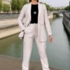Pantalon double boutonnage style costume beige-modèle ouvert