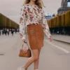 Jupe courte droite camel en suédine poches à zip-modèle côté