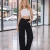 Pantalon large extensible noir porté avec haut blanc