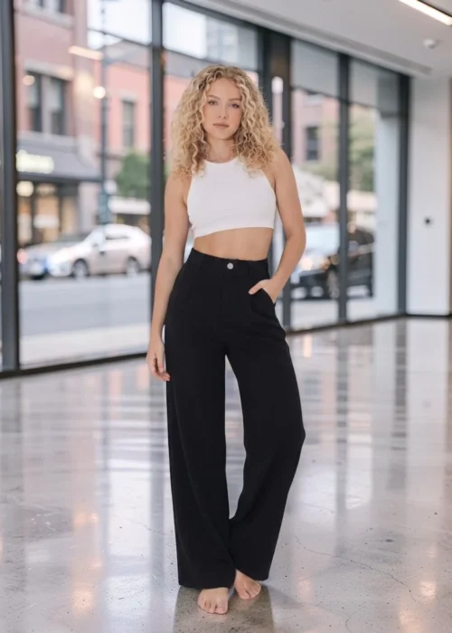 Pantalon large extensible noir porté avec haut blanc